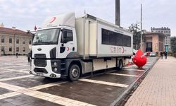 Valilik Meydanı’nda Kızılay kan bağışı aracı vatandaşları bekliyor