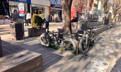 Hamamyolu’nda bisikletlerin ağaçlara bağlanmasına tepki