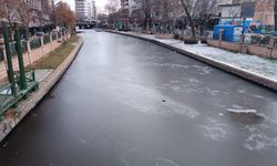 Eskişehir’de Porsuk buz tuttu: Büyükşehir’den kritik uyarı!