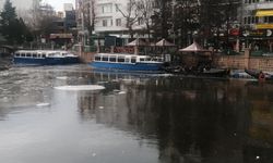 Porsuk Çayı dondu, seferler durdu!