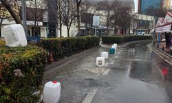 Hatalı parkı önlemek için yola koyulan bidonlar ulaşımı zorlaştırıyor
