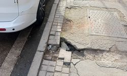 Kaldırımlar yaya güvenliğini zorluyor