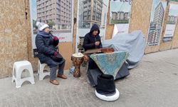 Soğuk havaya rağmen Eskişehir'de sokak müziği sürüyor