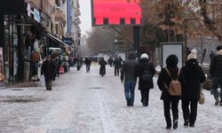 Eskişehir’de soğuk hava dinlemeden çarşıya akın ettiler!