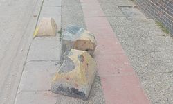 Kırık dubalar yaya geçişini zorlaştırıyor