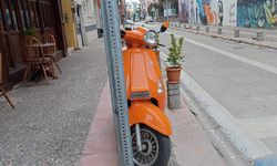 Kaldırıma park eden motosiklet yaya geçişini zorlaştırdı