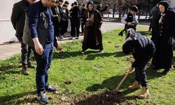 Gediz’de öğrenciler fidanları toprakla buluşturdu
