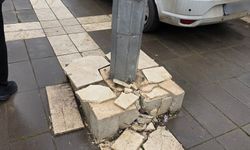 Eskişehir merkezinde aydınlatma direği alarm veriyor