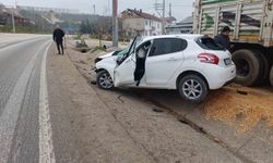 Bilecik'te otomobil park halindeki tıra çarptı!