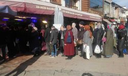 Eskişehir'de böyle kuyruk görülmedi: Fiyatı gören tezgaha koştu!