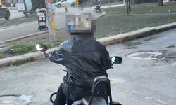 Eskişehir'de ilginç görüntü: Kaskına bantlayıp yoluna devam etti