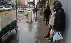 Eskişehir'de yağmur etkili oldu: Vatandaş kaçacak yer aradı