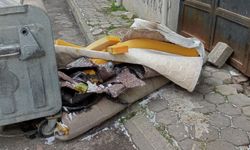 Eskişehir’de sokaklar çöplüğe döndü: Vatandaş isyan ediyor!