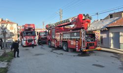 Eskişehir'de yangın mahalleliyi sokağa döktü