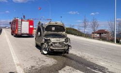 Bilecik'te kontrolden çıkan araç refüje çarptı