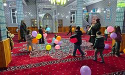 Kur'an kursuna giden minikler oruçlarını camide açtı