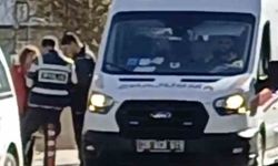 Motosikleti üzerine devrilen sürücü yaralandı