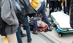 Dikkatsizliğini canıyla ödüyordu: Eskişehir'de tramvayın altında kaldı