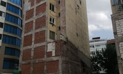 Eskişehir'deki hasarlı binanın ne zaman yıkılacağı merak konusu!