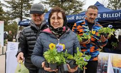 Eskişehir'de anlamlı gelenek: Mezarlıkta çiçekler büyükşehirden