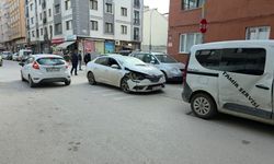Eskişehir'de kaza: 2 araç çarpıştı 3 araç hasar aldı