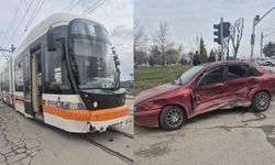 Eskişehir'de kaza: Tramvay ile otomobil çarpıştı