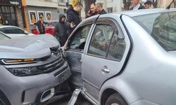 Eskişehir’de maddi hasarlı kaza: İki otomobil çarpıştı: