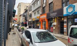 Eskişehir'de sokak ortasına park edilen araçlar geçit vermiyor!