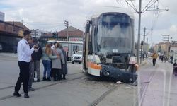 Eskişehir’de tramvay ile servis aracı çarpıştı: Seferler durdu