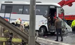 Polis servisi bariyerlere çarptı! 1 şehit, 16 yaralı