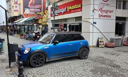 Duyarsız sürücünün hatalı parkı sokağı kapattı