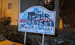 Sokak tabelası tanınmaz hale geldi