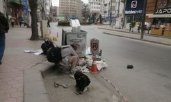 Eskişehir'de mülteci baba dağıttı, oğlu oynadı