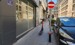 Kaldırım ortasına bırakılan scooterlar tepki çekiyor