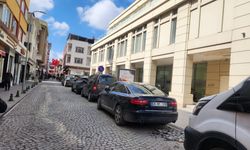 Eskişehir'de tüm uyarılara rağmen araçlar yine park edildi