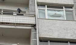 Eskişehir'de fırtınada kırılan cam vatandaşı hastanelik etti