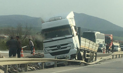 Afyonkarahisar’da tır bariyerlere çarptı: 2 yaralı