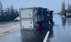 Eskişehir Seyitgazi yolunda yine kaza: Kamyonet yan yattı!