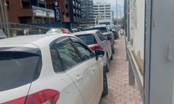 Eskişehir'de kaldırım araçlara kaldı, yayalar zorlandı