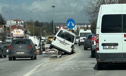 Eskişehir’de korkutan kaza: Araç bariyerlerde askıda kaldı