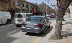 Eskişehir'de kural tanımayan sürücü trafiği felç etti