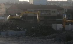 Eskişehir'deki eski otel bir günde yıkıldı