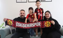 Eskişehir'de minik taraftar Eskişehirspor için kumbarasını bağışladı!