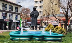 Yunusemre Caddesi’nde Yunus Emre heykeli dikkat çekiyor