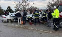 Eskişehir'de can pazarı: İki otomobil çarpıştı, çok sayıda ölü ve yaralı var