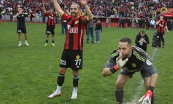 Eskişehirspor'da galibiyet sonrası üçlüyü o isimler çektirdi