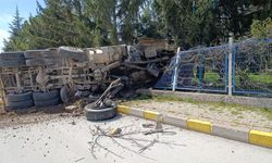 Eskişehir OSB’de kamyon fabrika bahçesine girdi!