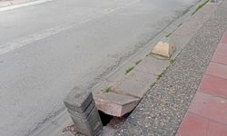 Kaldırım taşı yerinden çıktı