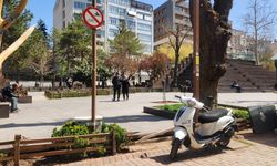 “Motosiklet Giremez” levhasının altına park