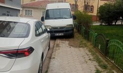 Araç kaldırıma park etti: Yaya geçişi kapandı